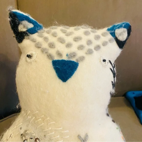 WEST ELM 100% Wool Embroidered and Sequin Cay Pillow Figure - Picture 10 of 10